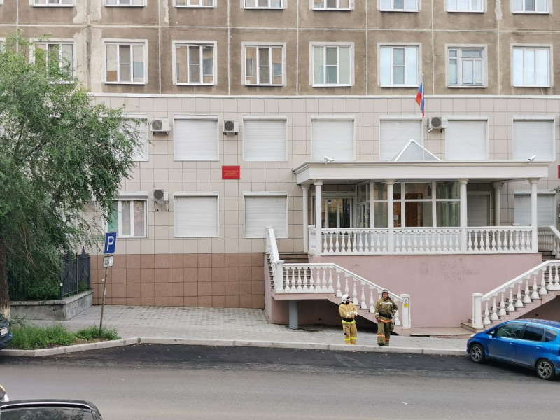 Экстренные службы приехали к зданию военного суда в Чите из-за сообщений о минировании
