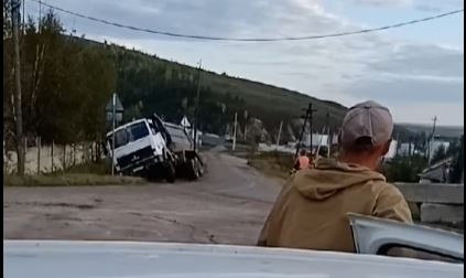 Припаркованный «КАМАЗ» перевернулся в посёлке Дарасун – видео