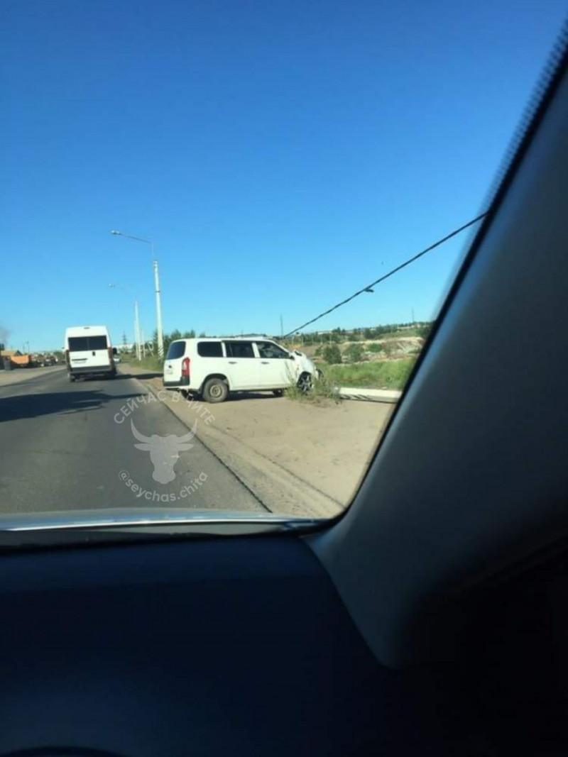 Водитель иномарки снёс столб линии электропередач в Чите