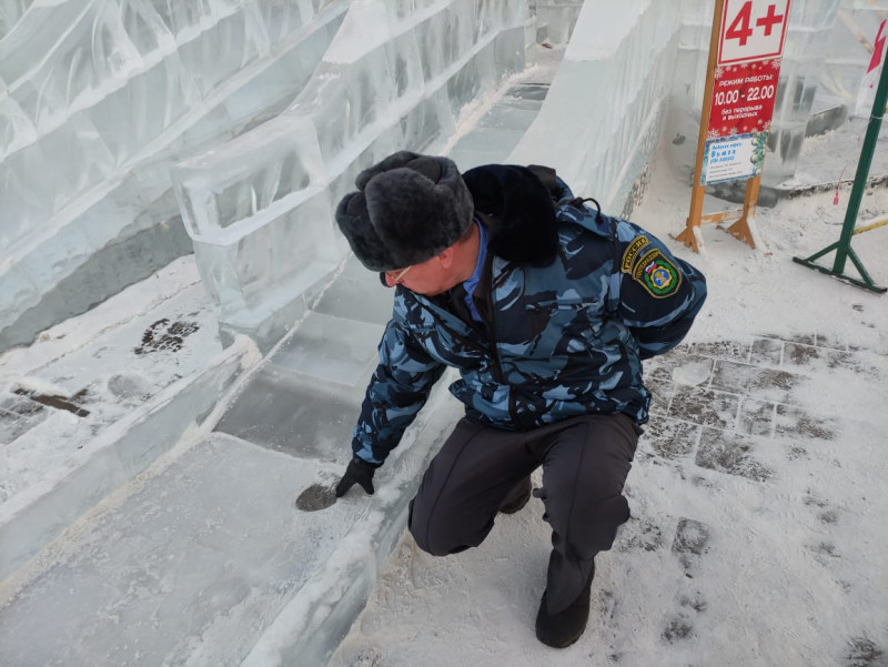 Горки на площади Ленина в Чите проверили перед открытием ледового городка