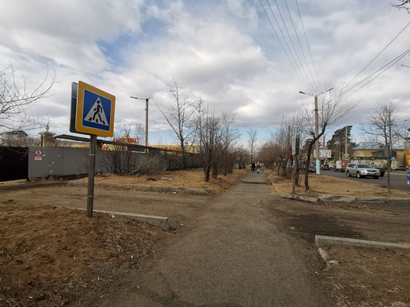 Знак пешеходного перехода установили на месте выкорчеванной аллеи Машзавода
