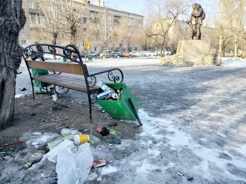 Сквер у памятника геологам в Чите загадили бутылками и окурками