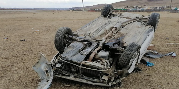 Toyota Carina слетела с трассы и перевернулась в Забайкалье, пострадали 2 человека