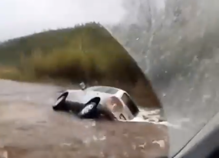 Кроссовер ушёл под воду на размытой дороге в Газ-Заводском районе Забайкалья