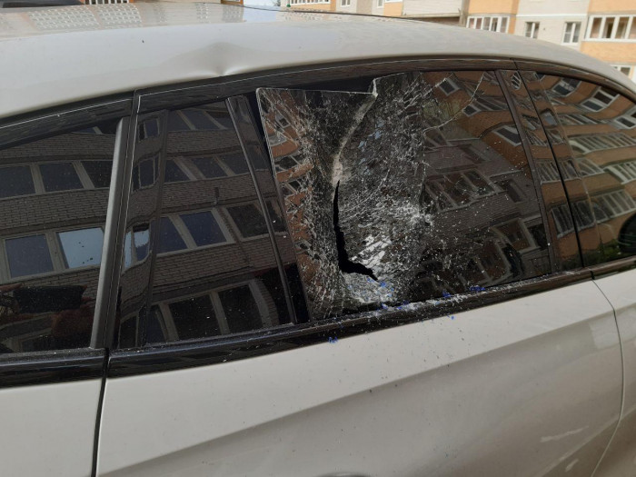 BMW в читинском дворе разбили стёкла выброшенным из высотки кальяном