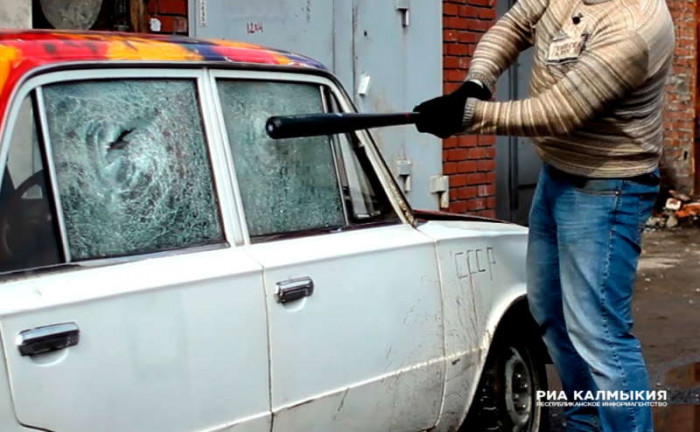 Вандалы в течение нескольких дней повредили более 10 автомобилей в Краснокаменске