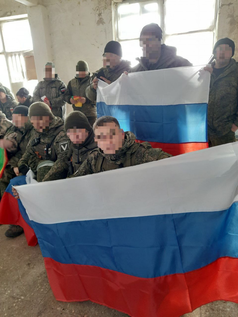 Забайкальские военные с флагами. Фото: пресс-служба правительства Забайкальского края