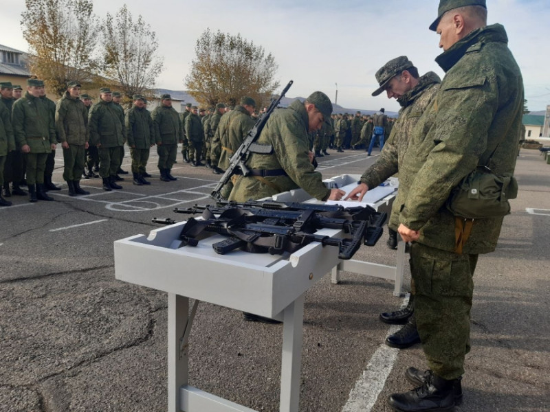Мобилизованным в Песчанке торжественно вручили современное оружие