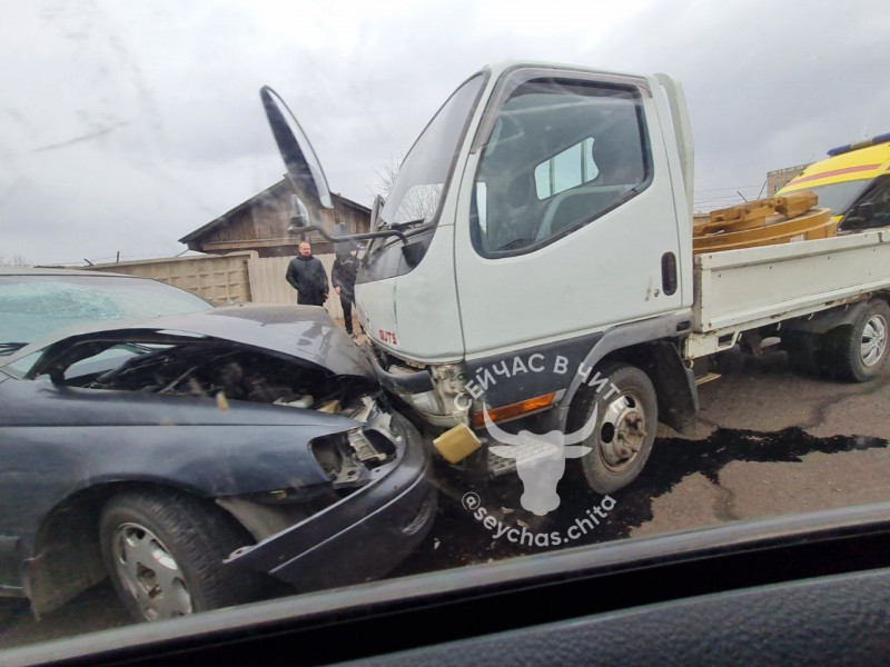 Легковушка и грузовик столкнулись на улице Трактовой в Чите, есть пострадавшие