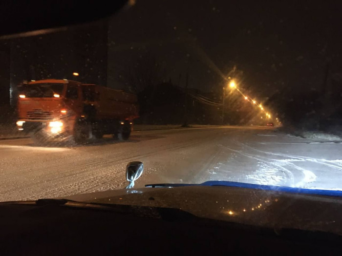 19 машин выехали очищать улицы в Чите после снегопада