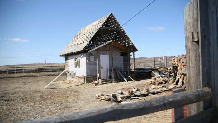 80-летний читинец уже 5 лет самостоятельно строит себе дом