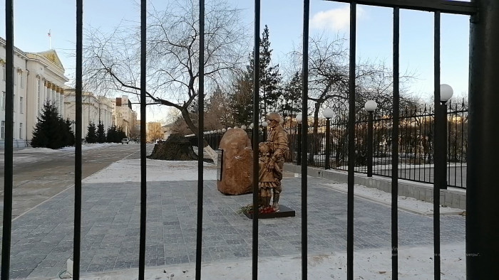 Читинка удивилась установкой за забором памятника «Вежливым людям»