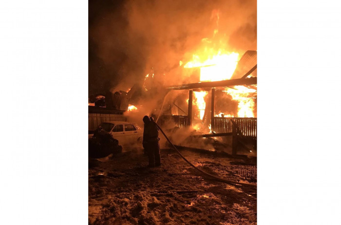 Жилой дом загорелся на улице Бабушкина в Чите