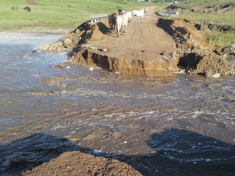 «Мы бедствуем», – жители села в Забайкалье пожаловались на разрушенный после паводка мост