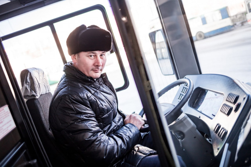 Александр Сапожников за баранкой троллейбуса. Фото: ZabNews
