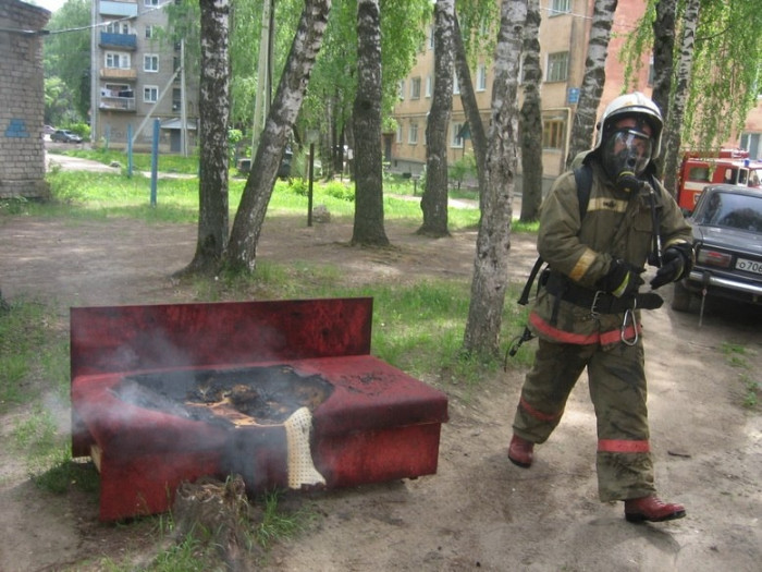 Больше 20 пожарных ездили тушить кресло в Петровске-Забайкальском