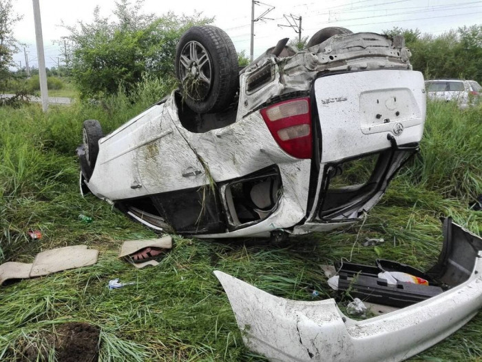 Пассажир и водитель пострадали в перевернувшейся иномарке в Чите