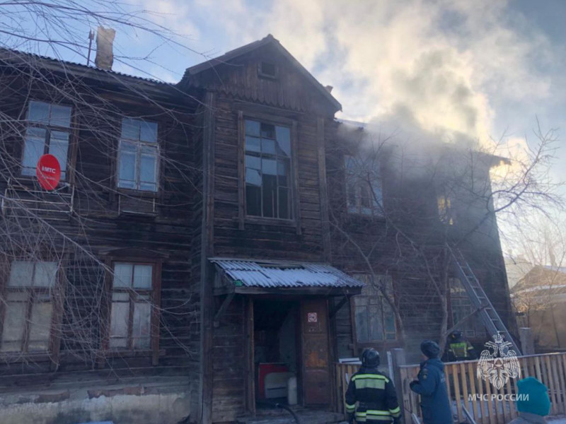 Жители деревянного барака в Чите выбежали из дома из-за пожара