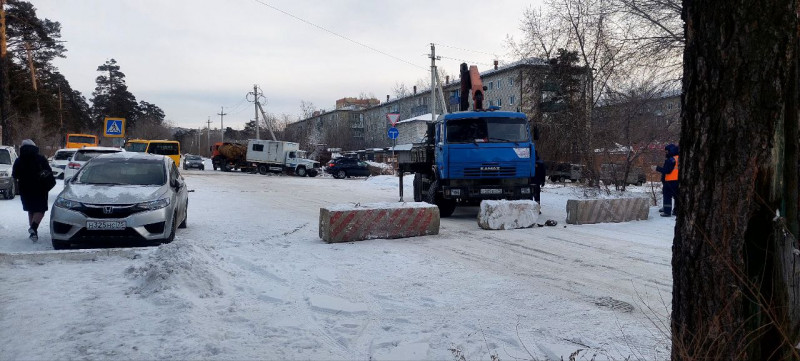 Улицу Матвеева перекрыли в Чите из-за прорыва на магистральном трубопроводе