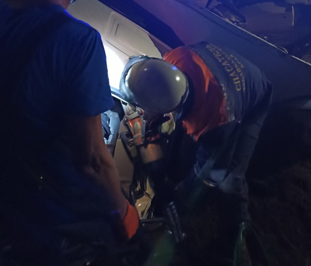 Спасатели извлекли из автомобиля пострадавшую в тройном ДТП на Карповском тракте