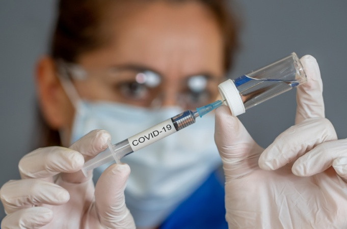 Прививки от COVID получили 82% медработников ККИБ в Чите