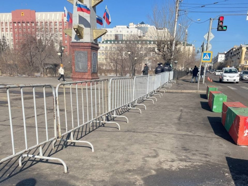 Площадь Ленина в Чите перекрыли. Людей пропускают по паспортам