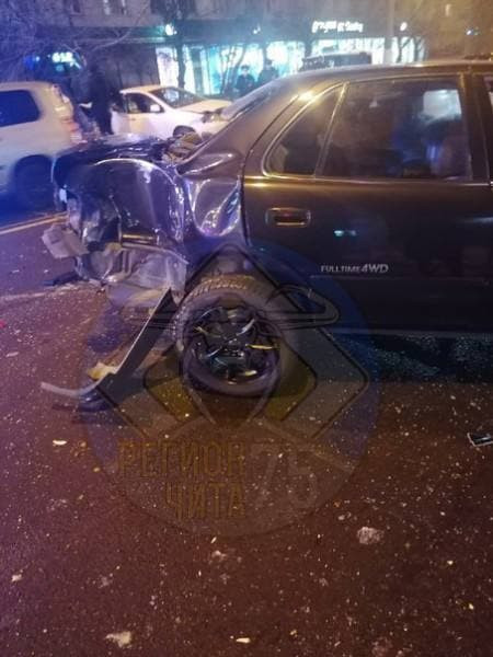 Легковой автомобиль сбил двух человек на пешеходном переходе на улице Ленина в Чите