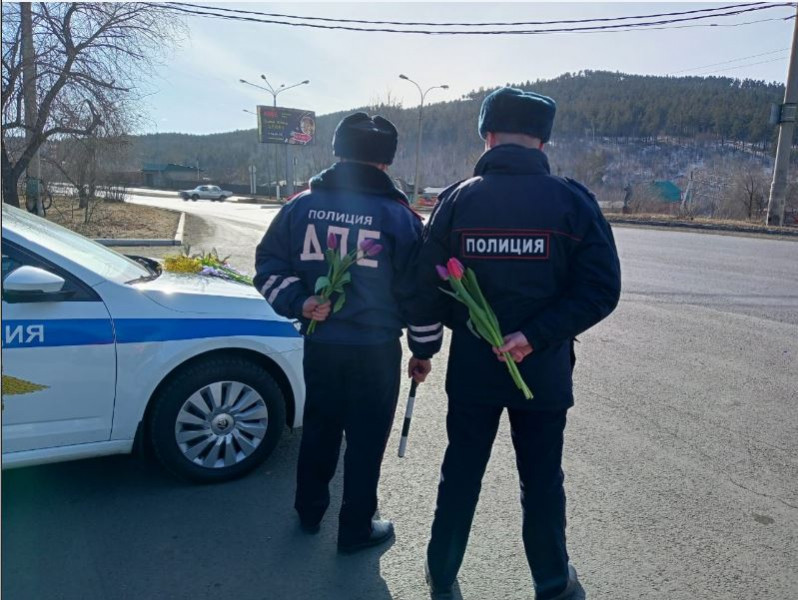 Полицейские останавливали женщин-водителей в Чите, чтобы подарить тюльпаны