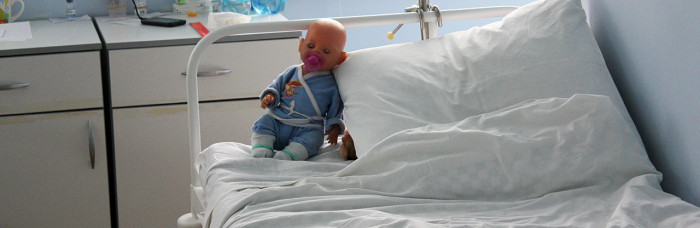 Годовалый ребёнок, которого отец дважды ударил ножом, находится в стационаре агинской больницы