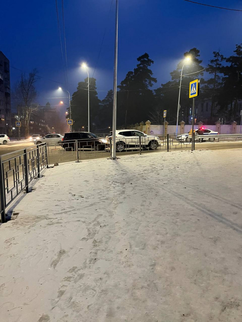 Две машины перекрыли движение в Чите из-за столкновения на перекрёстке улиц Смоленская и Горького