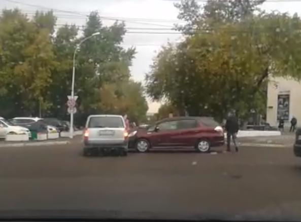 Две столкнувшиеся машины на углу Чайковского и Бутина в Чите создали затор на дороге