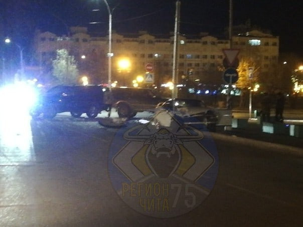 Пьяный водитель Mark II столкнулся с Land Cruiser у здания суда в Чите