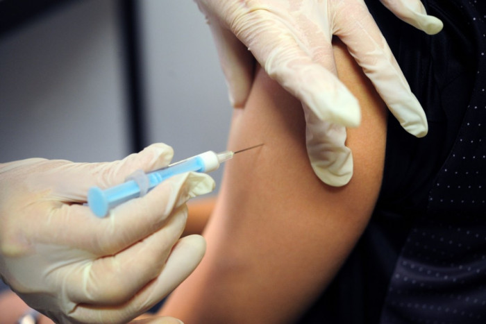 Мясников заявил, что вакцина от COVID не опасна для онкобольных