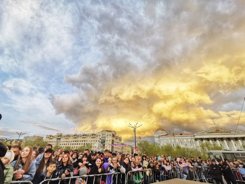 Сотни зрителей собрались на площади Ленина, чтобы посмотреть праздничный концерт