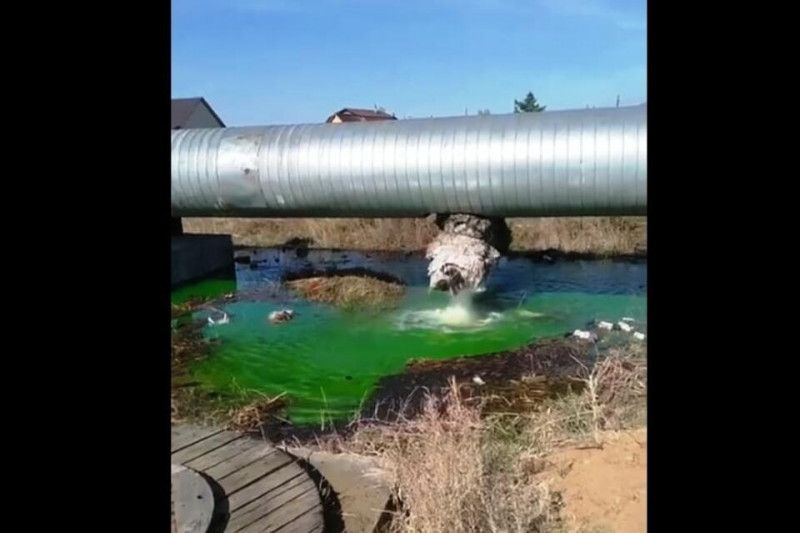 Зелёная вода потекла из трубы в районе школы № 17 в Чите