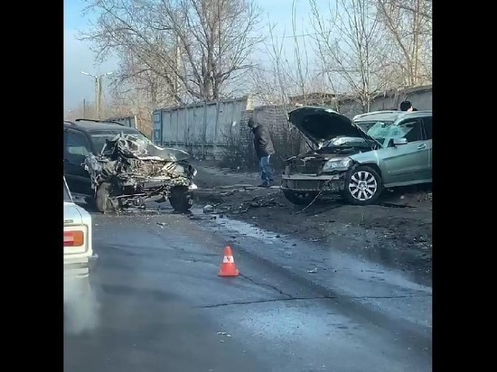Водители Land Cruiser и Mercedes попали в жёсткое ДТП на Трактовой в Чите