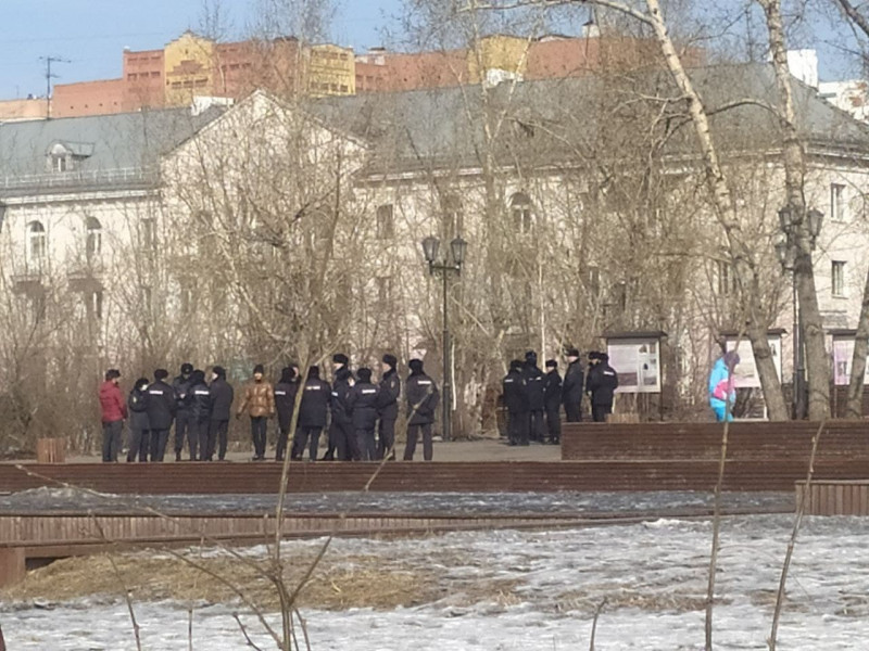 Десятки полицейских собрались на площадях Ленина и Декабристов в Чите