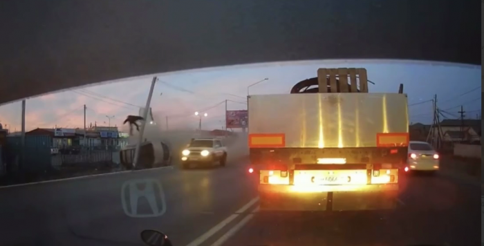 Водитель вылетел через лобовое стекло при аварии на Романовском тракте в Чите