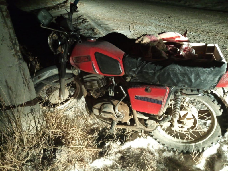 Пьяный водитель советского мотоцикла в Забайкалье врезался в столб линии электропередач