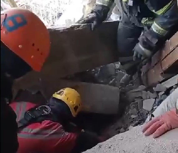 Департамент ГО и ПБ Читы показал видео спасения 7-летнего мальчика из взорвавшегося дома