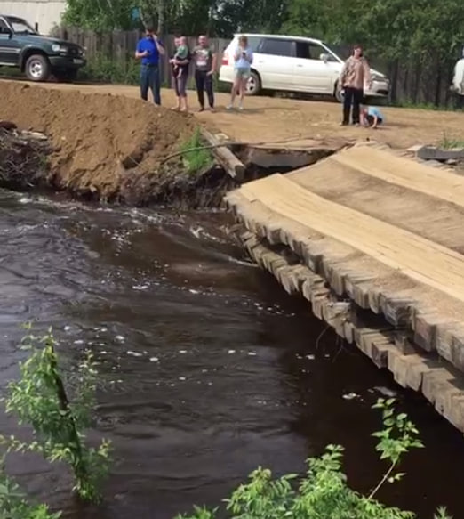 Мост упал на реке Смоленка в Читинском районе, вода подходит к дамбе и угрожает подтоплением домам