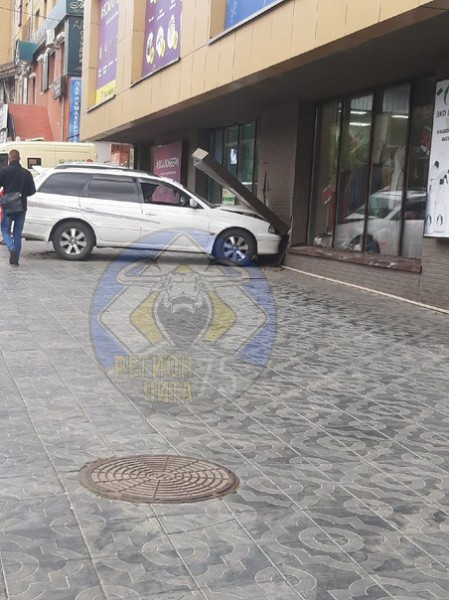 Водитель иномарки врезался в торговый центр «Шоколад» в Чите