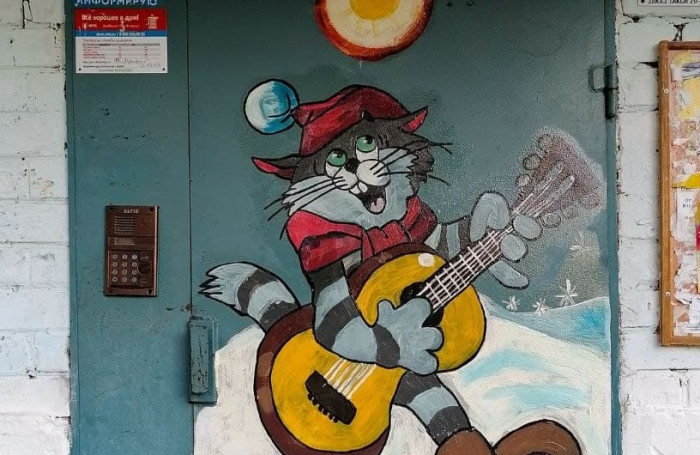 Читинцы разрисовали двери подъездов изображениями героев мультфильмов