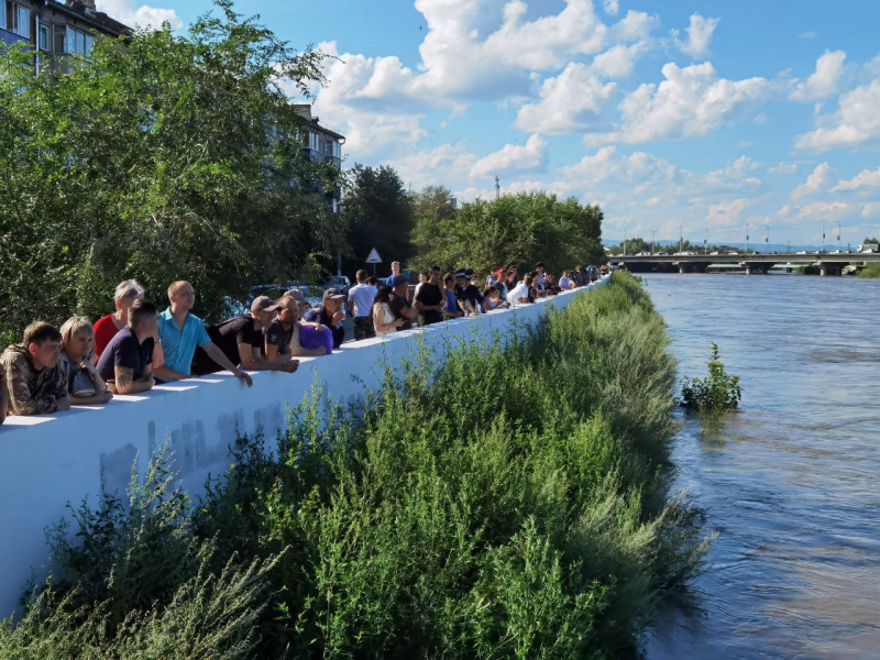 Люди собрались на набережной у моста на Комсомольской 29 июля