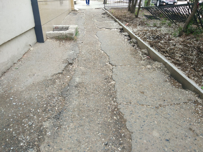 Разбитый тротуар на улице Столярова в Чите отремонтируют по нацпроекту
