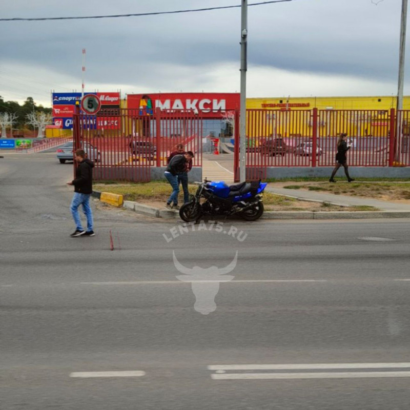 Легковой автомобиль и мотоцикл столкнулись около ТЦ «Макси» в Чите