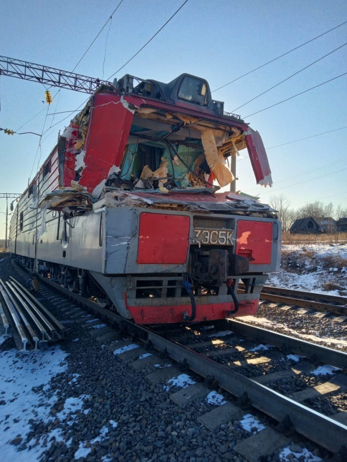 КамАЗ врезался в поезд на ЗабЖД, пострадали машинист и водитель