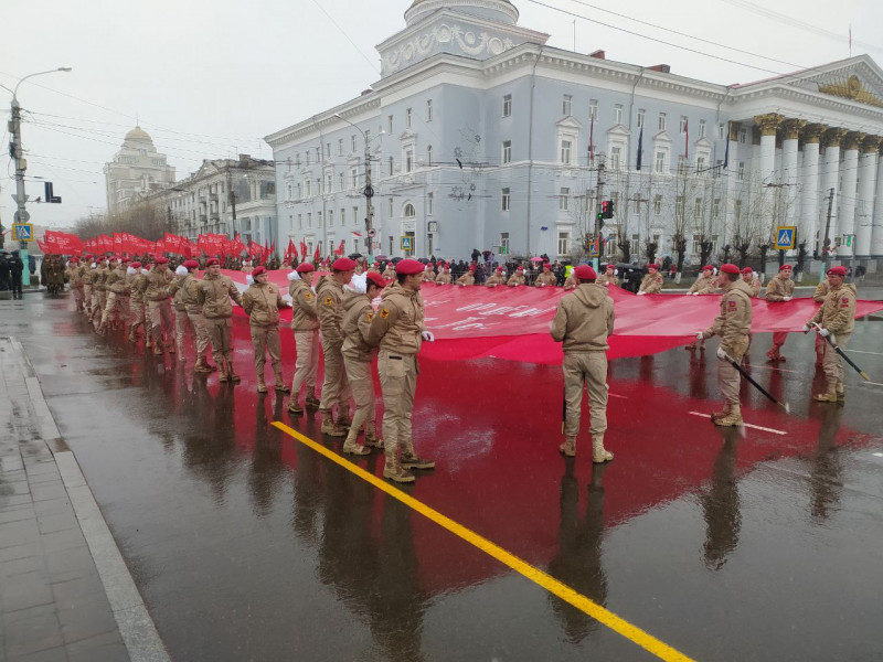 Юнармейцы Забайкалья пронесли через площадь гигантское Знамя Победы