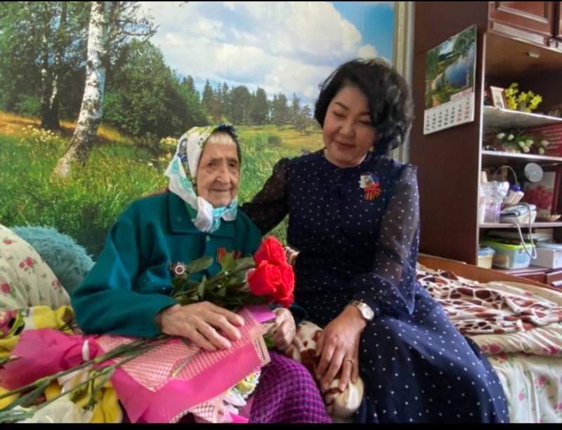 Аягма Ванчикова и 104-летняя Наталья Васильевна Азеева