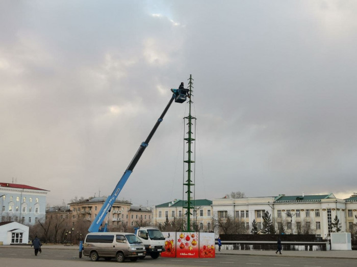 Новогоднюю ёлку начали устанавливать в Чите на площади Ленина